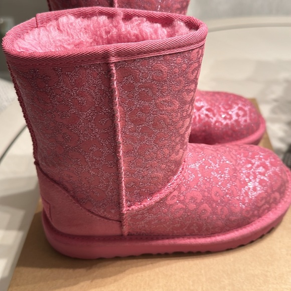 Pink leopard uggs - Picture 3 of 9